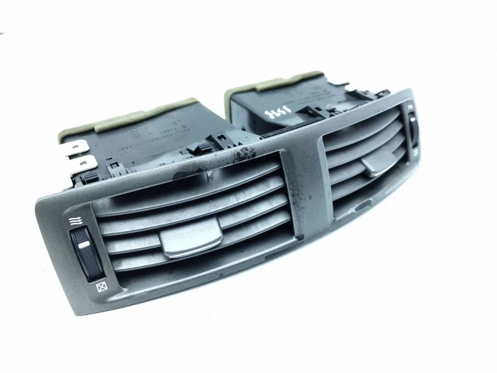 Dash center air vent grill 5567053010