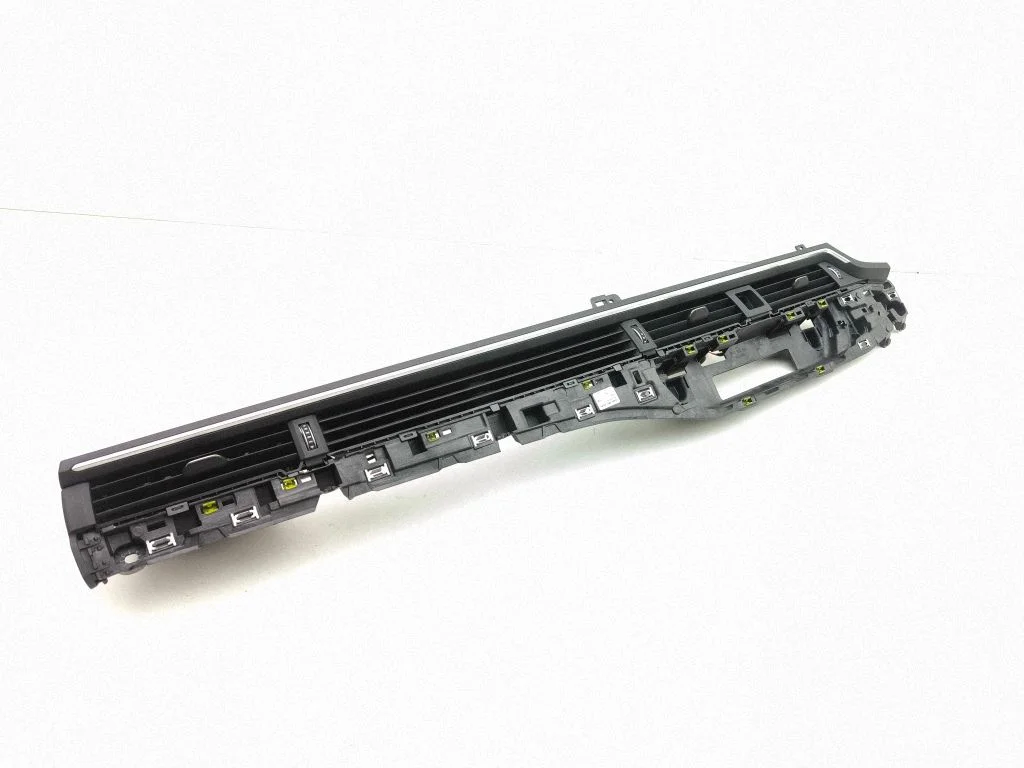 Dash center air vent grill 8W2820902