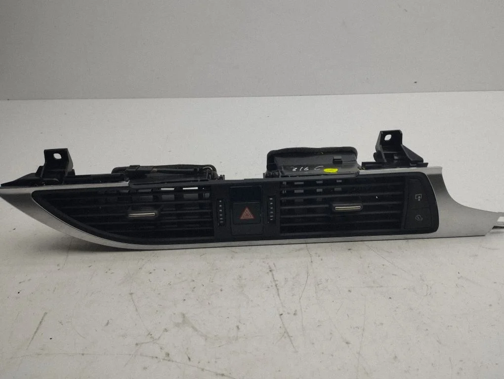Dash center air vent grill 4G2820951