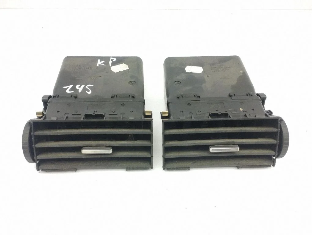 Dash center air vent grill 3M51R014L21A0
