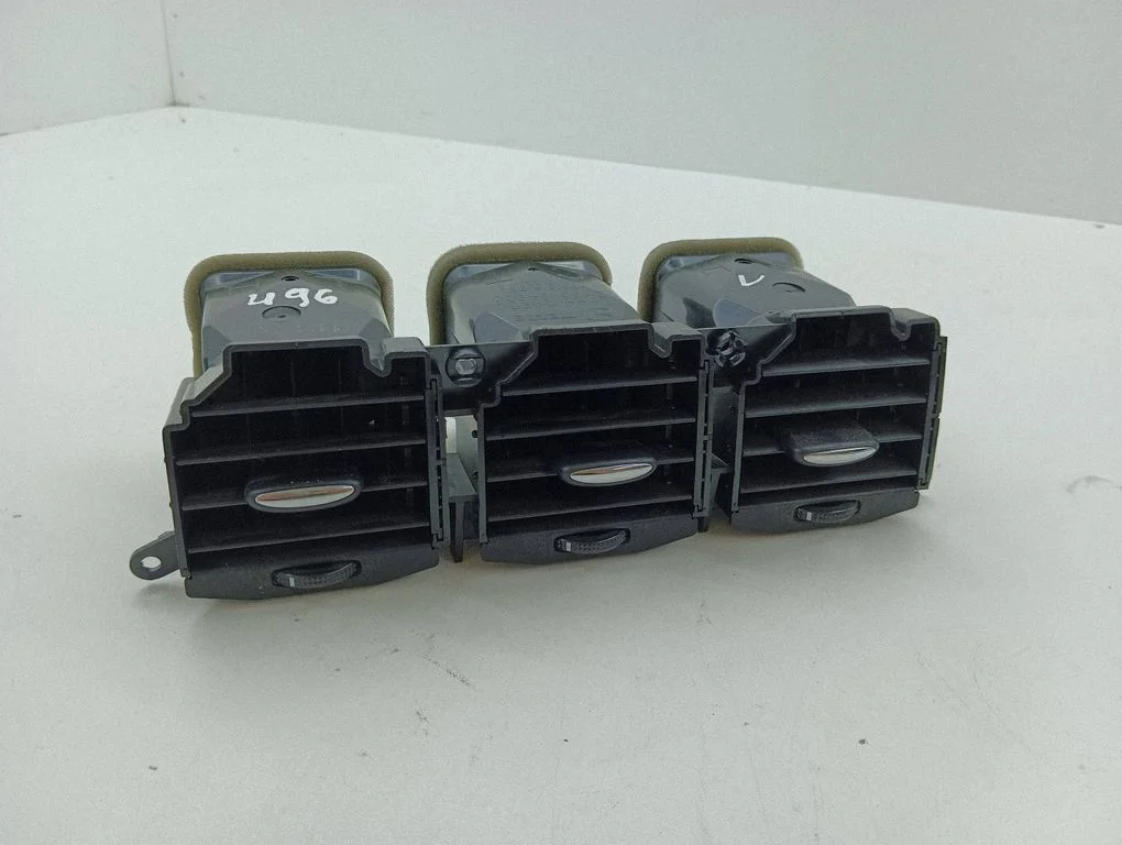 Dash center air vent grill EH6664930