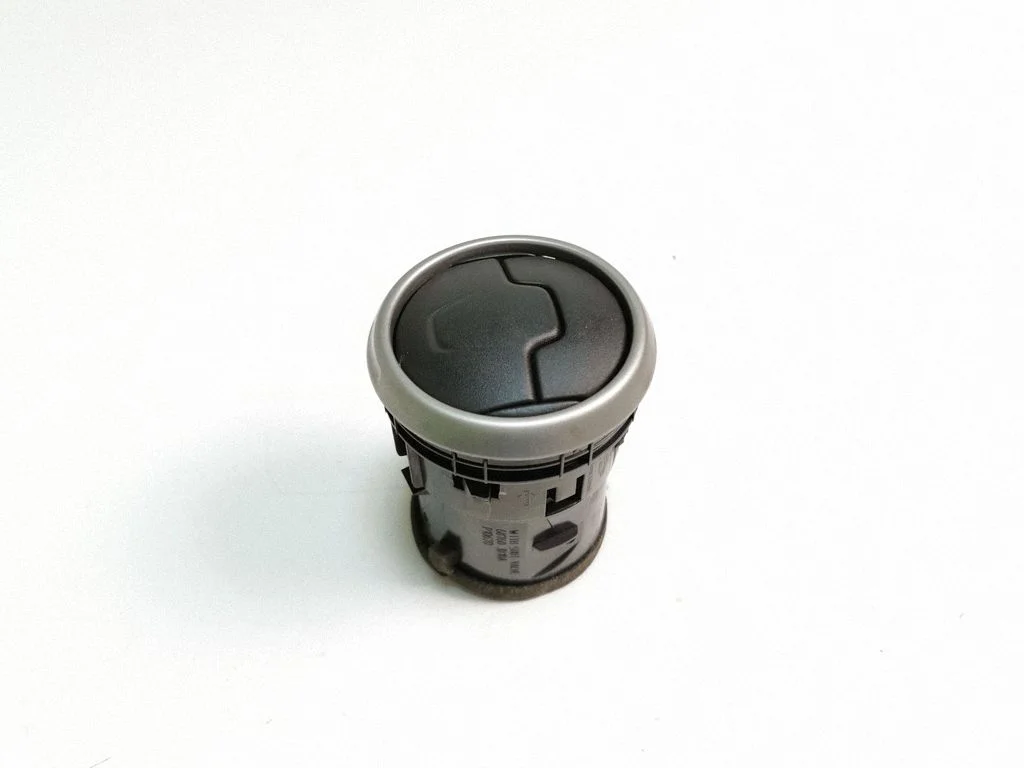 Armatuurlaua keskmine õhutusrest – Nissan Qashqai+2 (2008-2010)