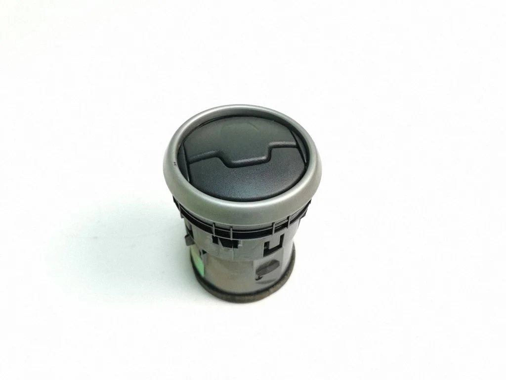 Armatuurlaua keskmine õhutusrest – Nissan Qashqai+2 (2008-2010)
