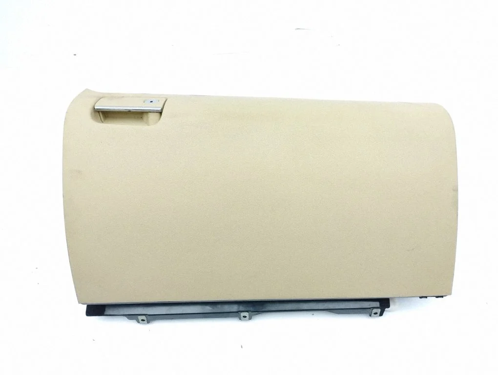 Glove box A1646890139
