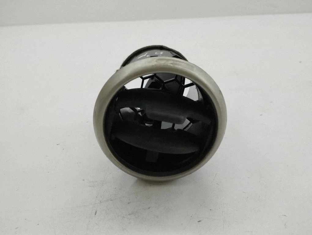Armatuurlaua külje õhutusresti kate – Nissan Qashqai+2 (2008-2010)