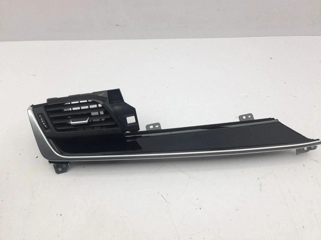 Boczne kratki nawiewu 687616UA1A