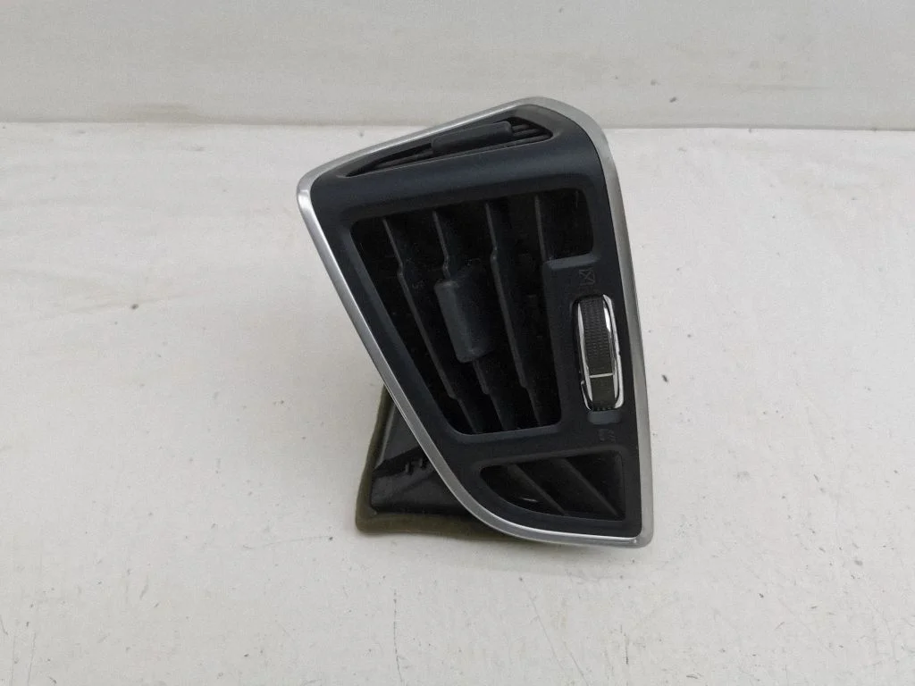 Dashboard side air vent grill/cover trim AM51R018B09AHW