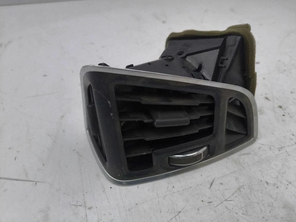 Dashboard side air vent grill/cover trim AM51R018B08AHW
