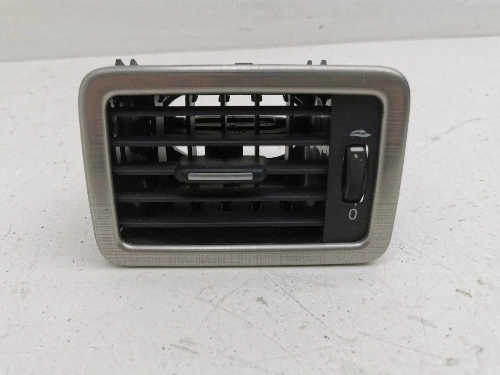 Dashboard side air vent grill/cover trim 30755178