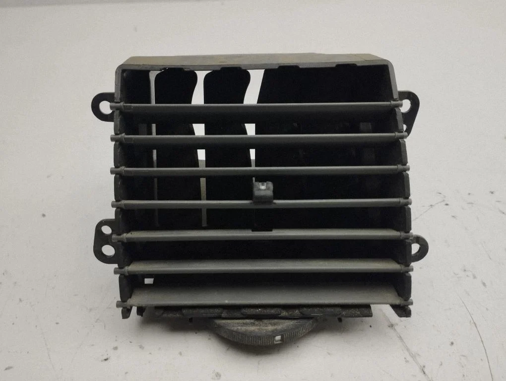Dashboard side air vent grill/cover trim 70784BD5