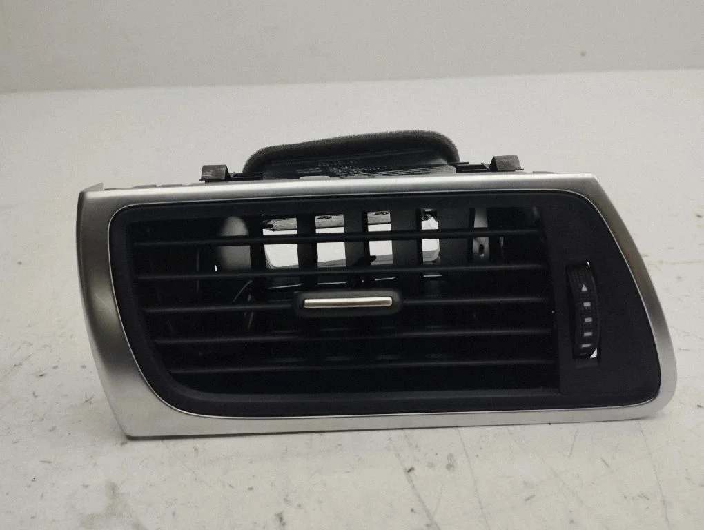 Dashboard side air vent grill/cover trim 4G8820901