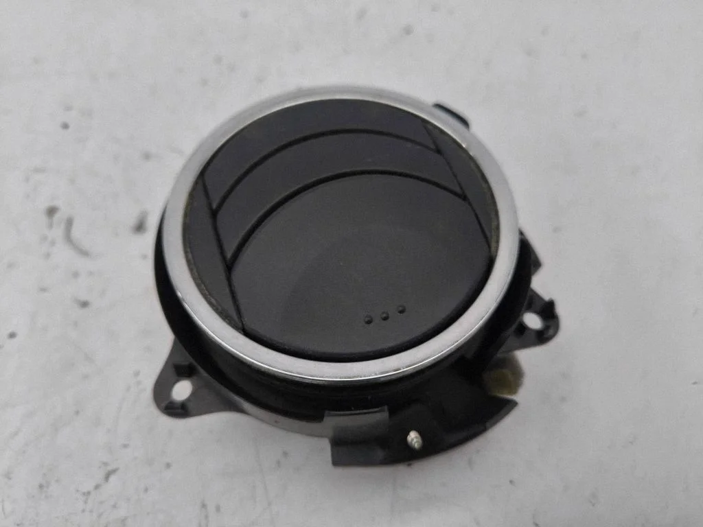 Dashboard side air vent grill/cover trim – right