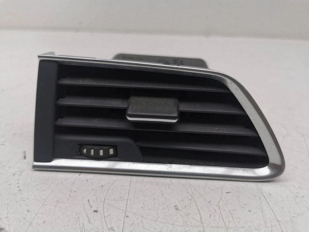 Armatuurlaua külje õhutusresti kate – Peugeot 508 RXH (2011-2018)