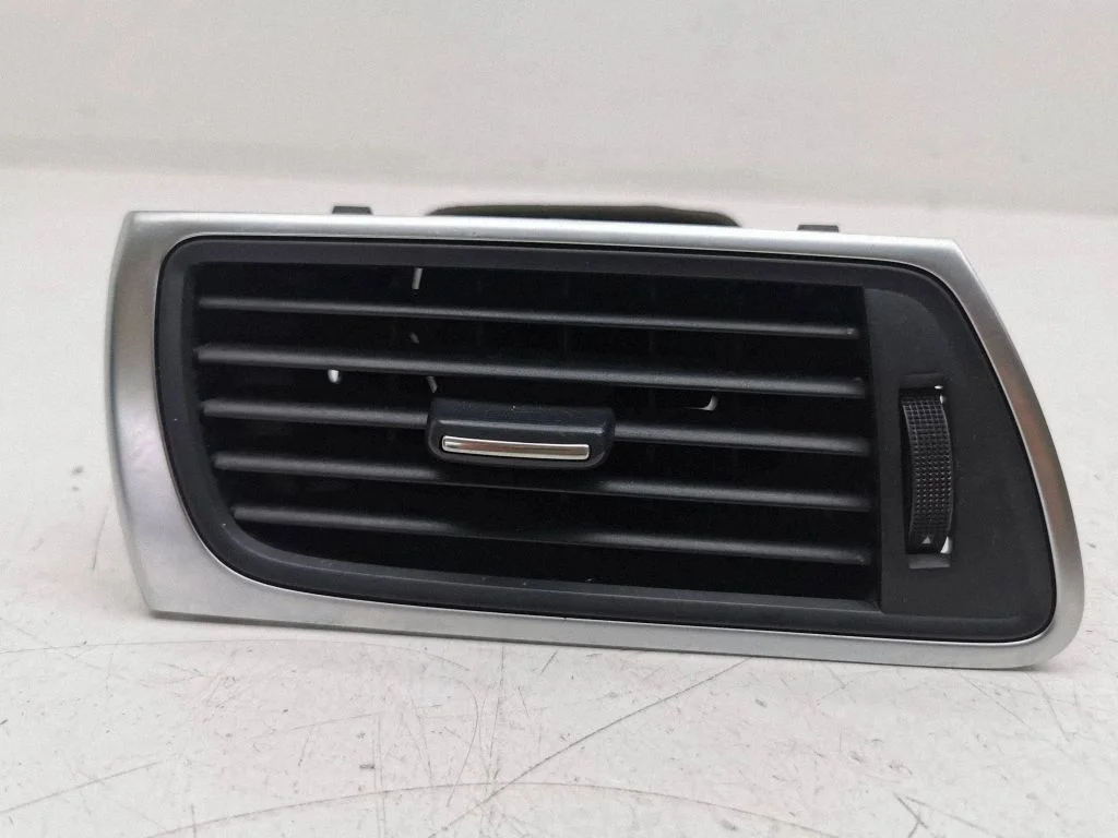 Dashboard side air vent grill/cover trim 4G8820901