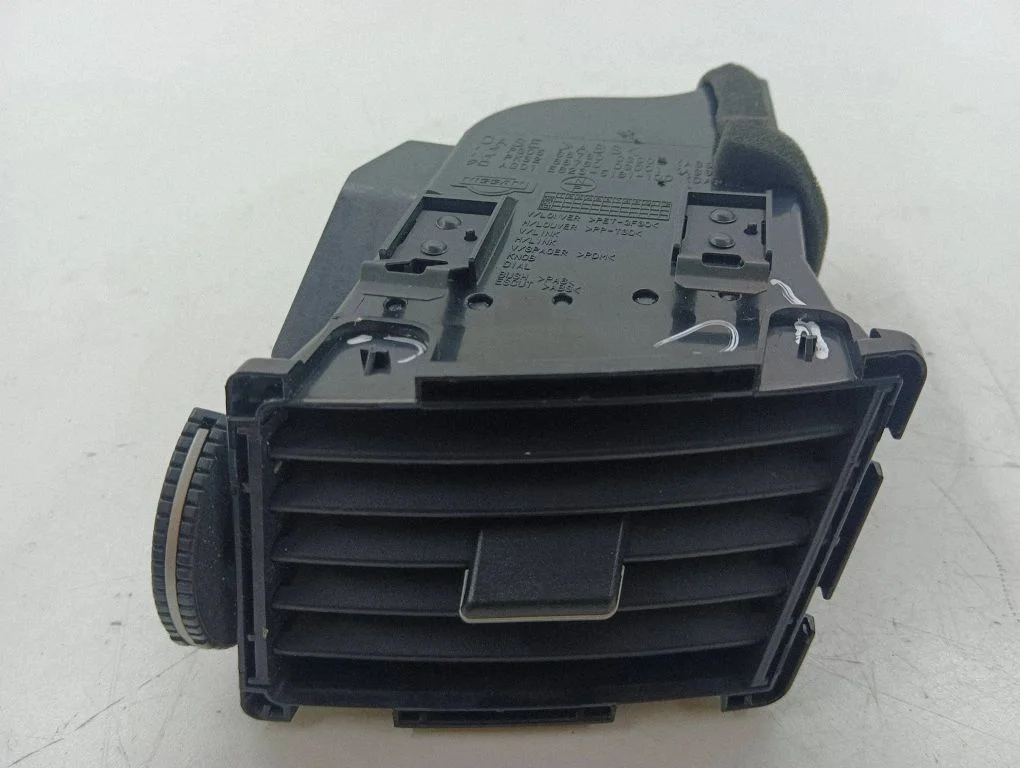 Dashboard side air vent grill/cover trim 68760CG000