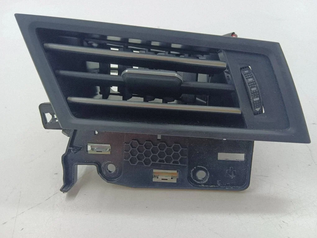 Dashboard side air vent grill/cover trim 3G2819702
