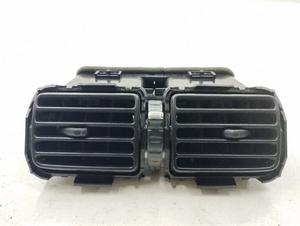 Rear air vent grill 687944P000