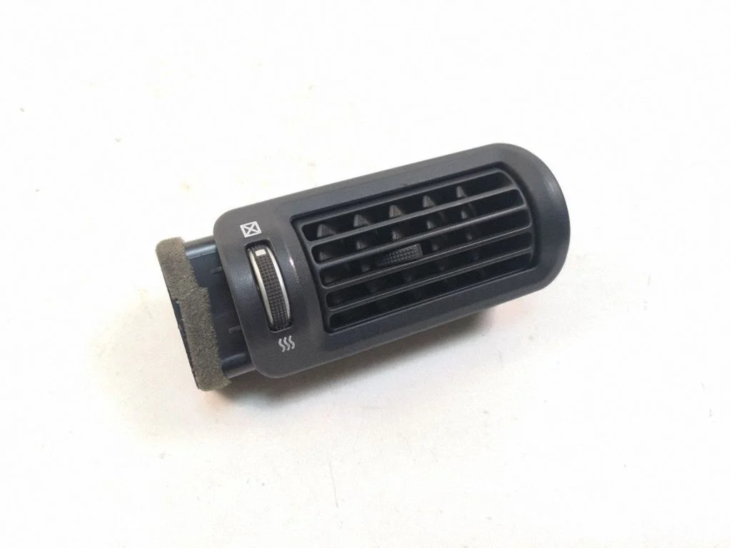 Rear air vent grill U044673800