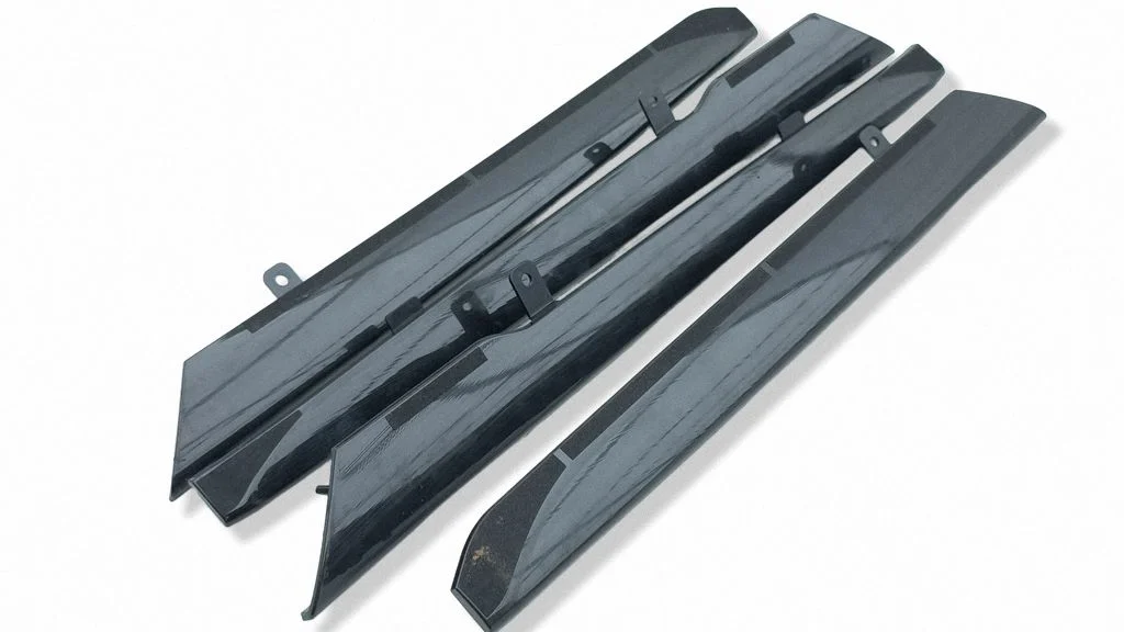 Front door trim bar 6778348080