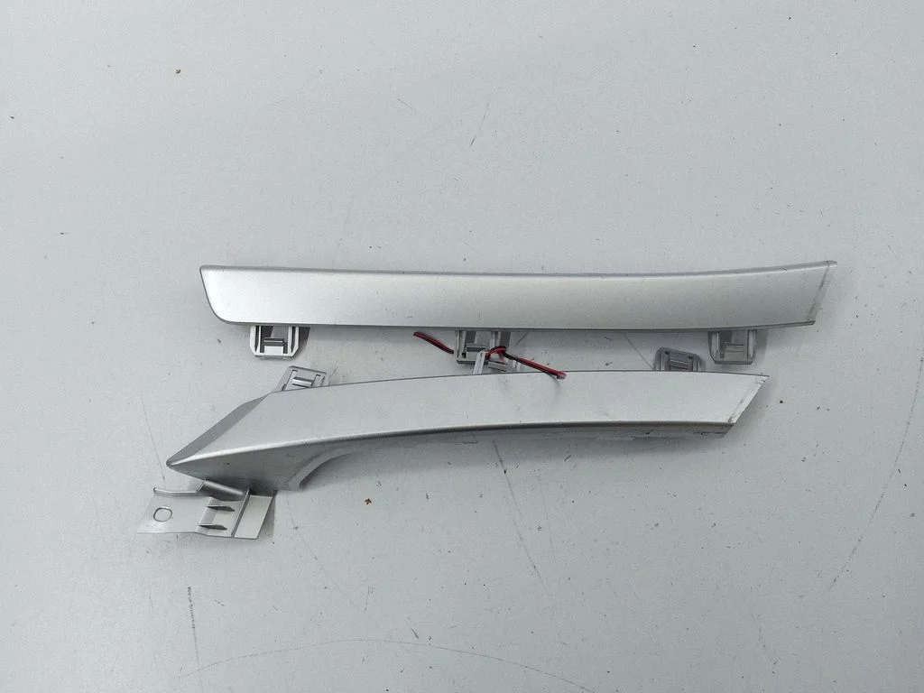 Front door trim bar E22168DB0