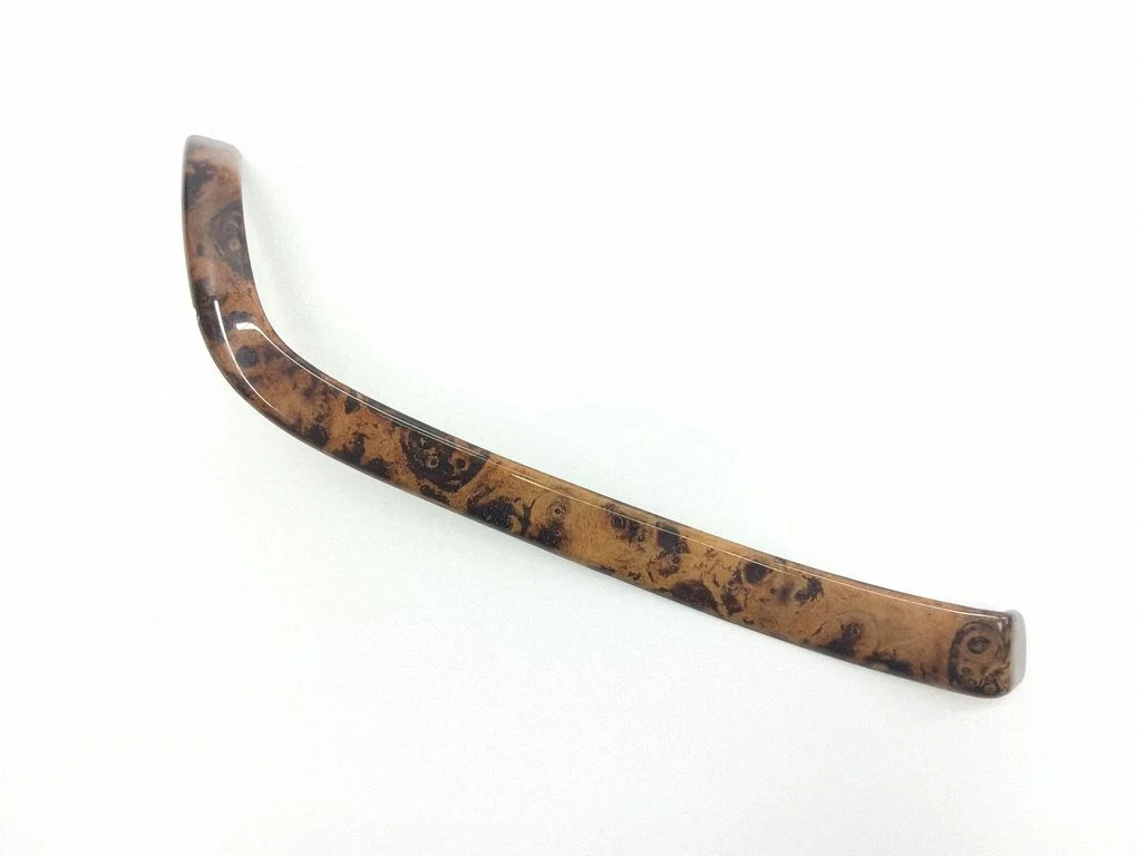 Front door trim bar – front right