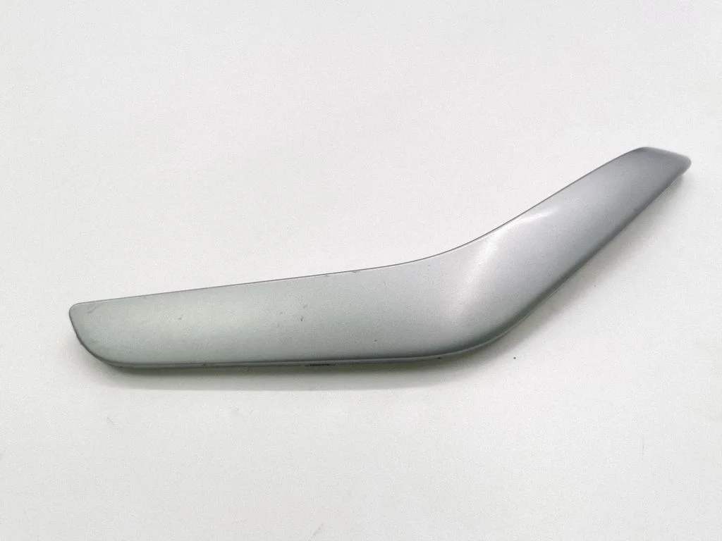 Front door trim bar 7M519V4J