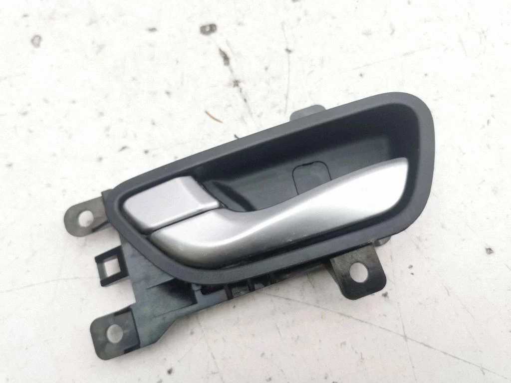 Eesmise ukse sisekäepide 826102W000
