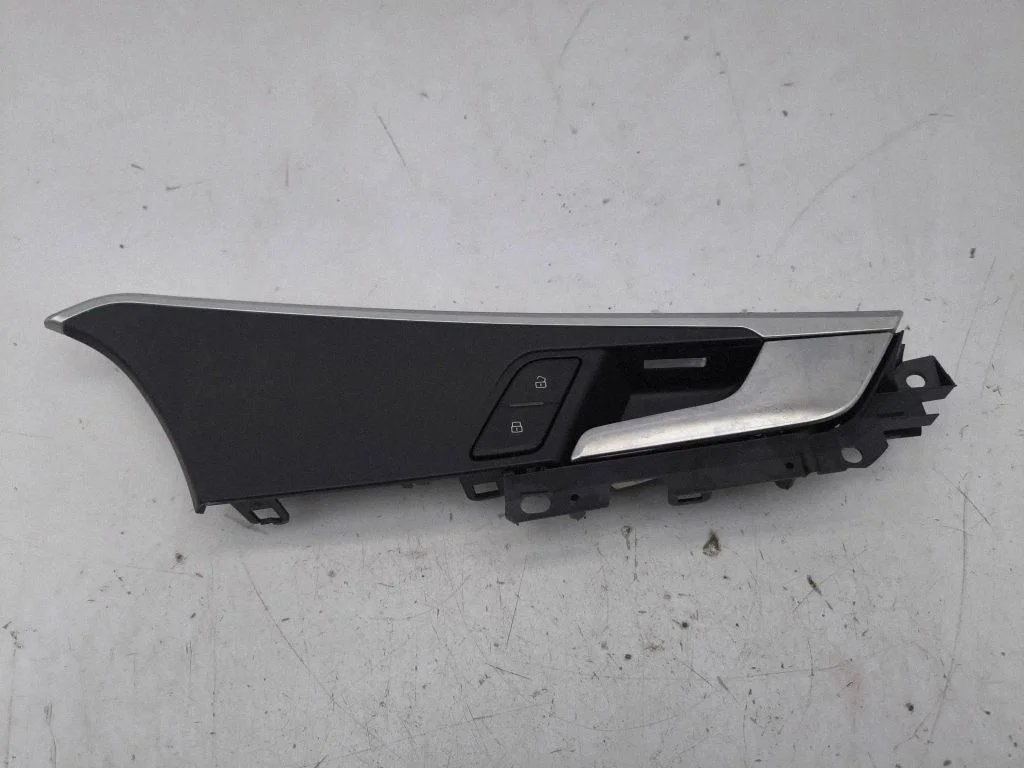 Priekšējais atvēršanas rokturis (iekšējais) 8W0959522N