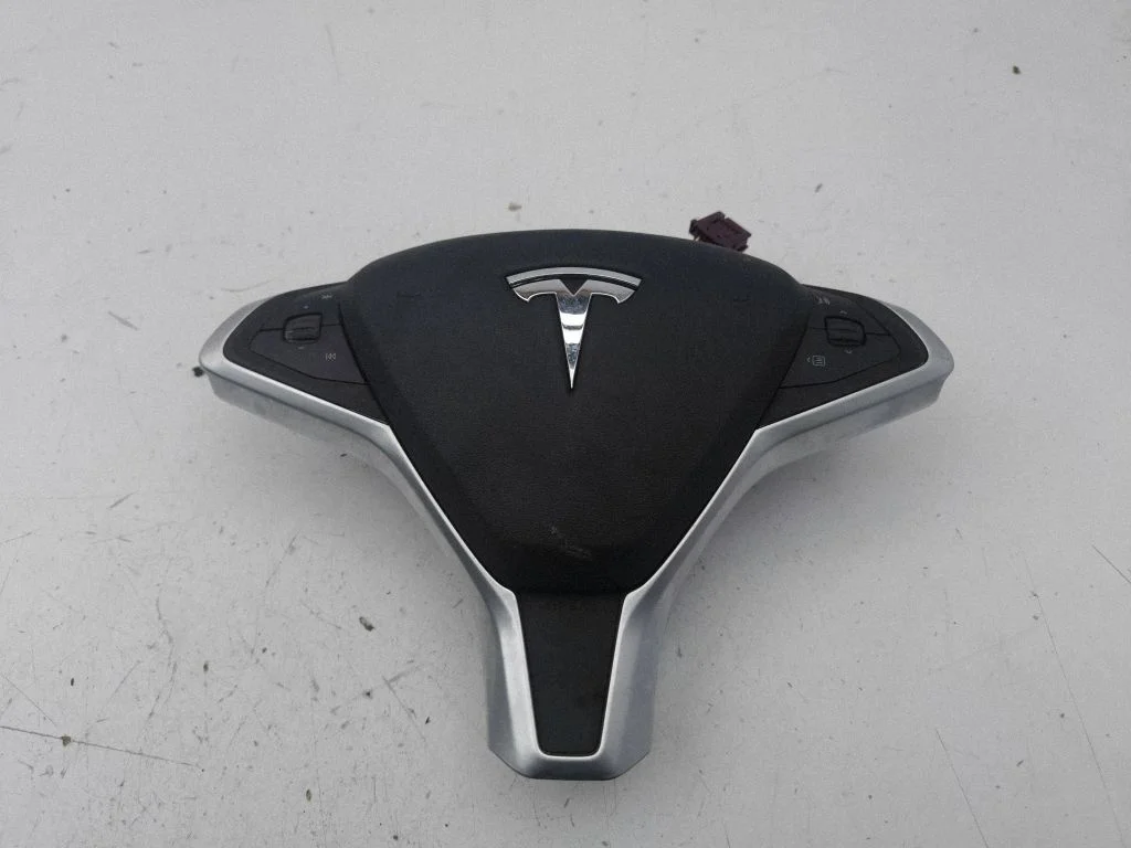 Steering wheel airbag – Tesla Model S (2012-)