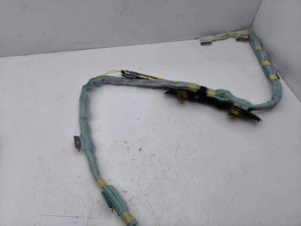 Roof airbag – left