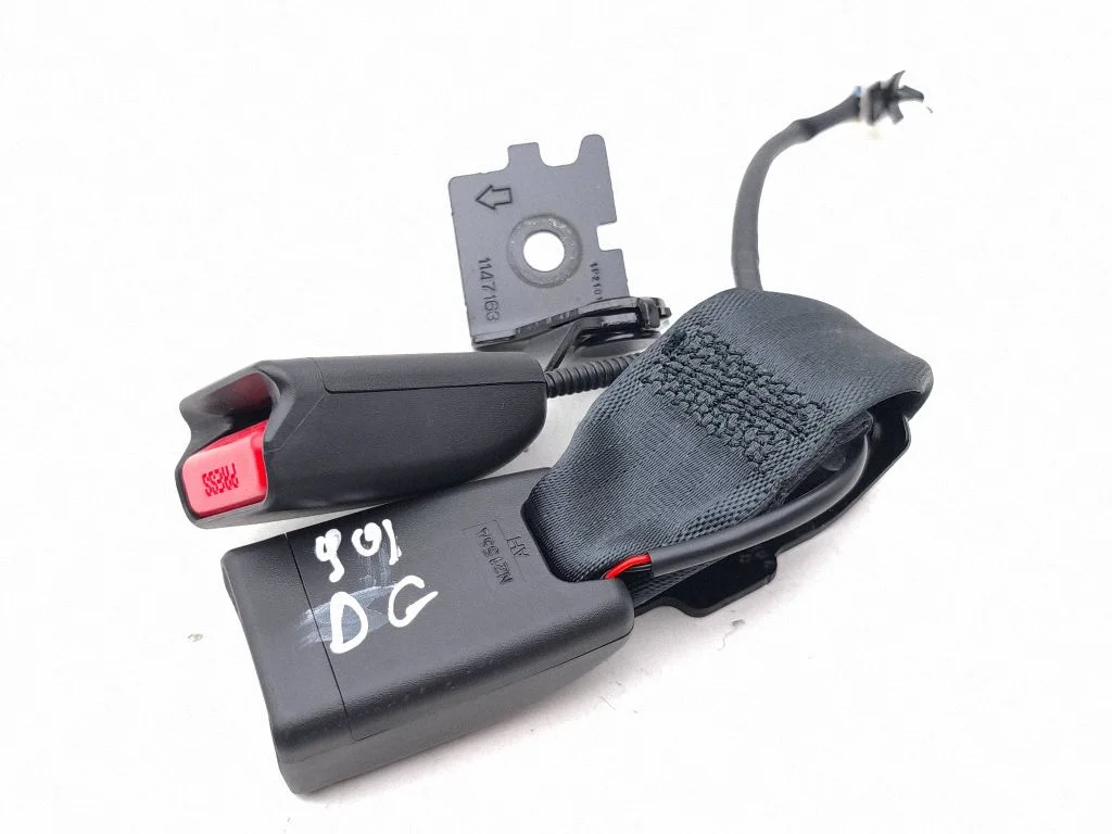 Rear seatbelt buckle N215ZA