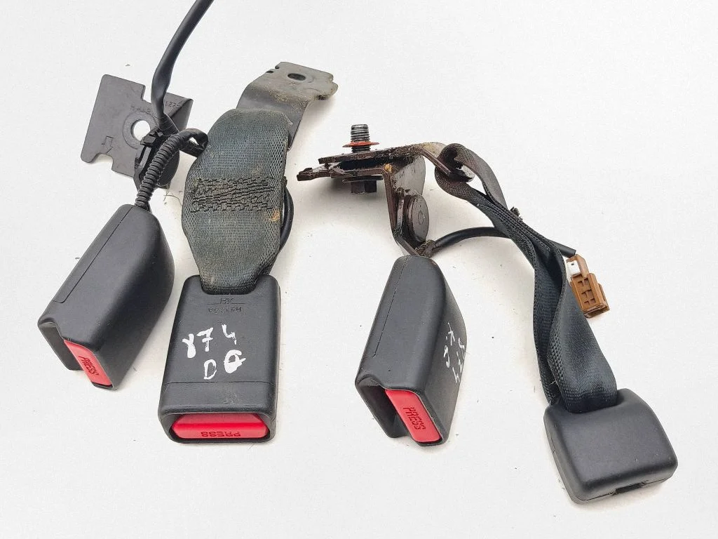 Rear seatbelt buckle n4135a