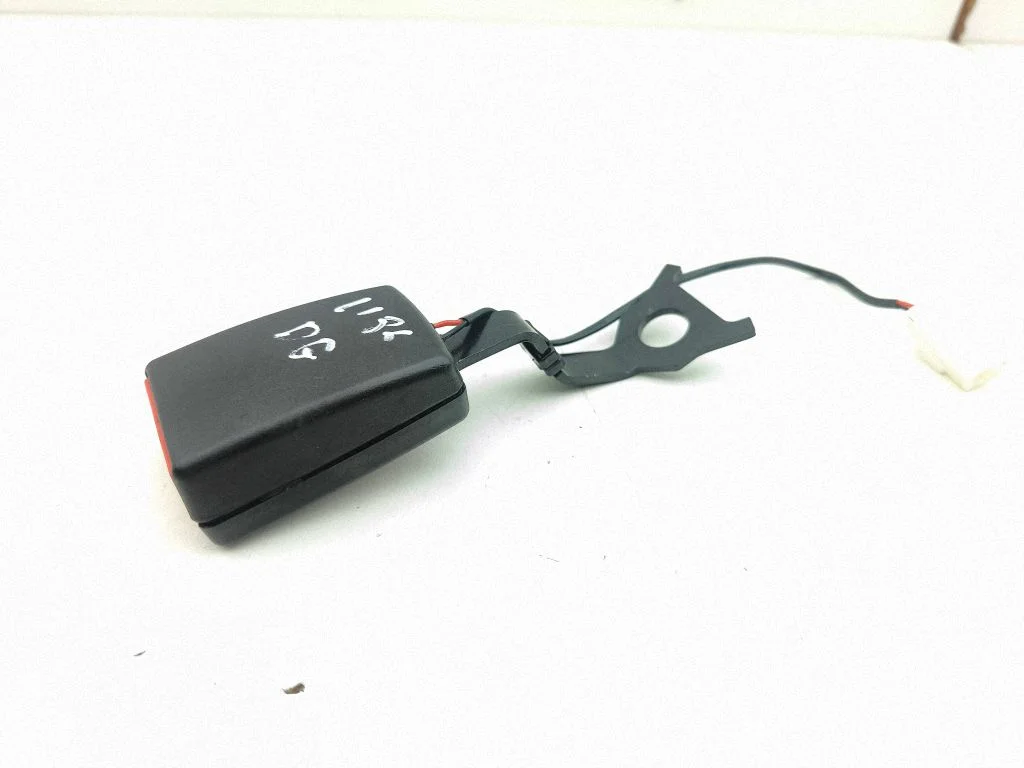 Rear seatbelt buckle C383