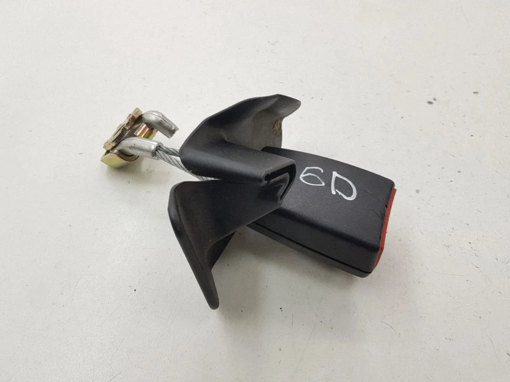 Rear seatbelt buckle 8E085774001C