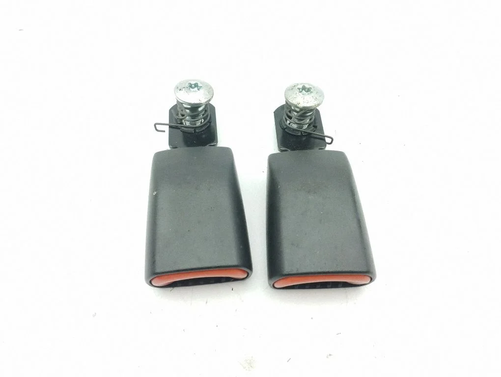 Rear seatbelt buckle J51311