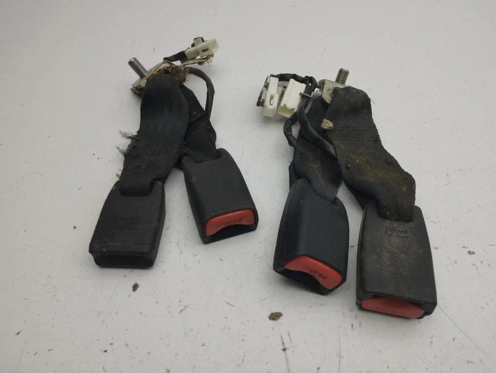 Rear seatbelt buckle