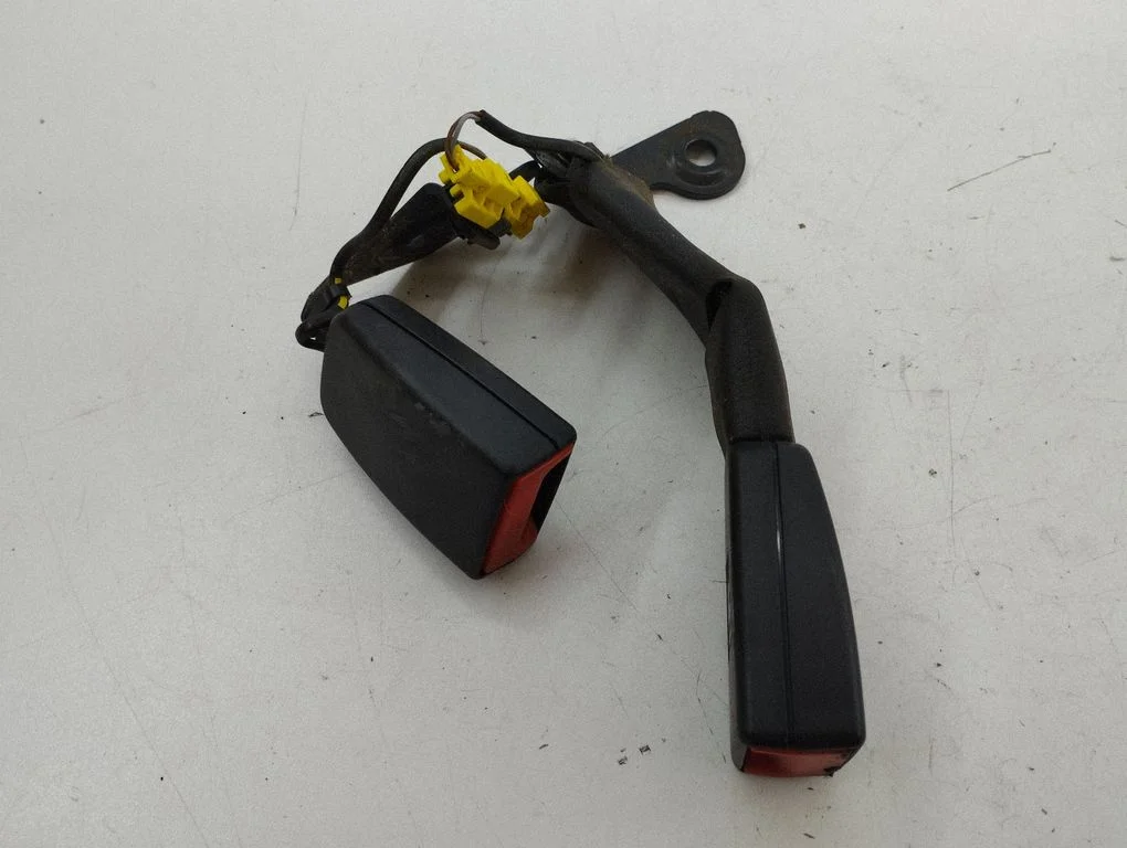 Rear seatbelt buckle – Mercedes-Benz C-Class AMG W204 (2007-2014)