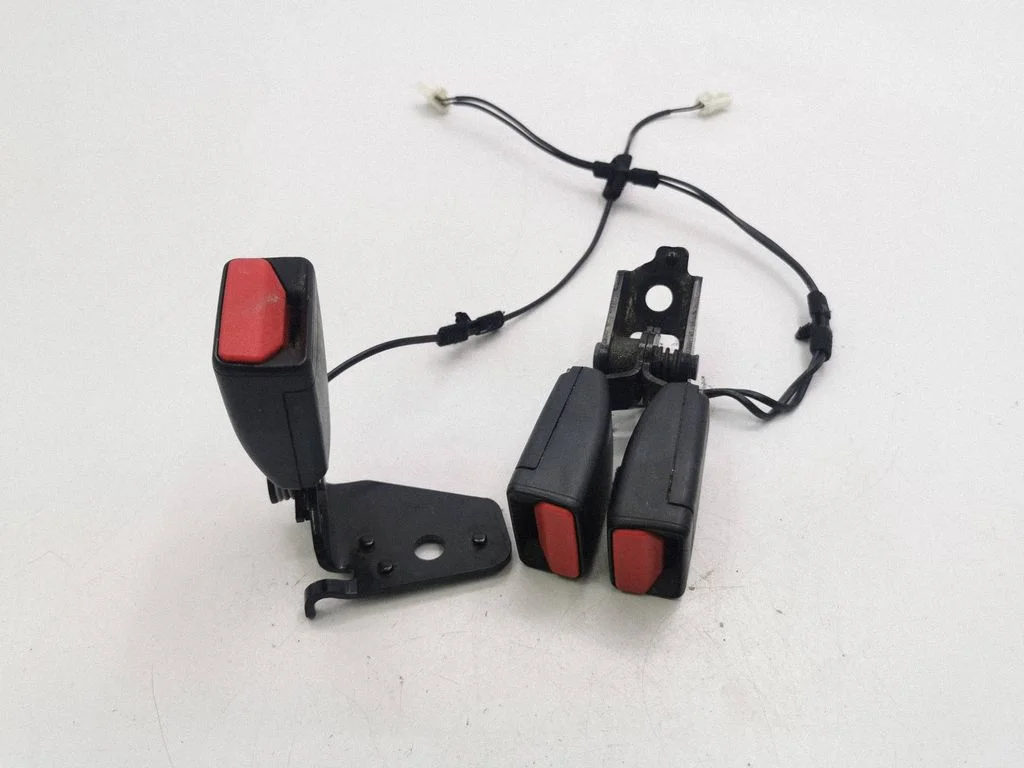 Rear seatbelt buckle 6163908A