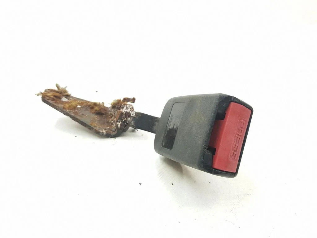 Rear seatbelt buckle 4462185