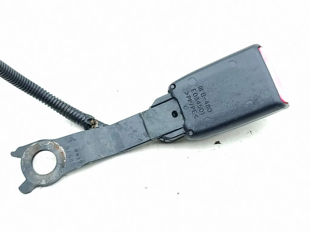 Front seatbelt buckle E034501
