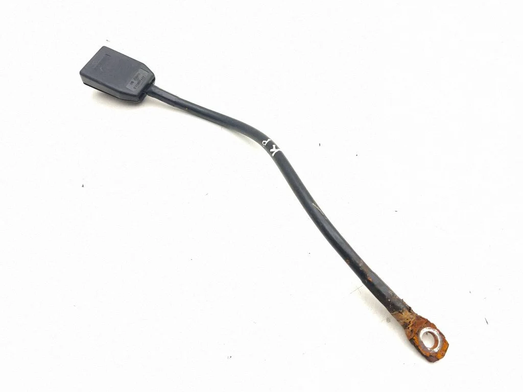 Front seatbelt buckle – Rolls-Royce Silver Spur (1980-1998), left