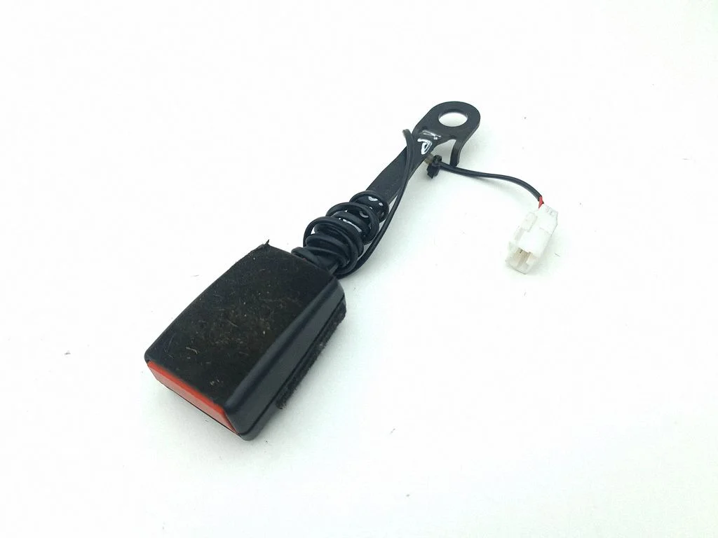 Front seatbelt buckle 33018426