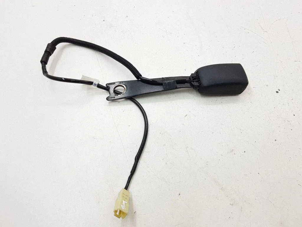 Eesmise turvavöö pannal – Toyota Avensis T270 (2012-2015)