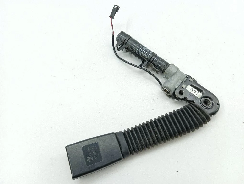 Front seatbelt buckle 911t306