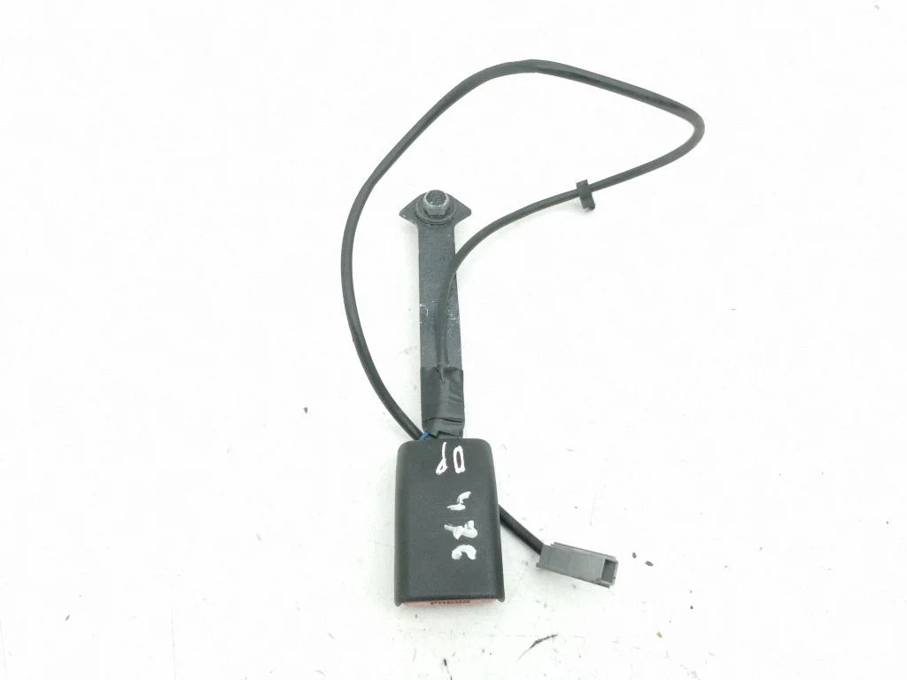 Front seatbelt buckle – right