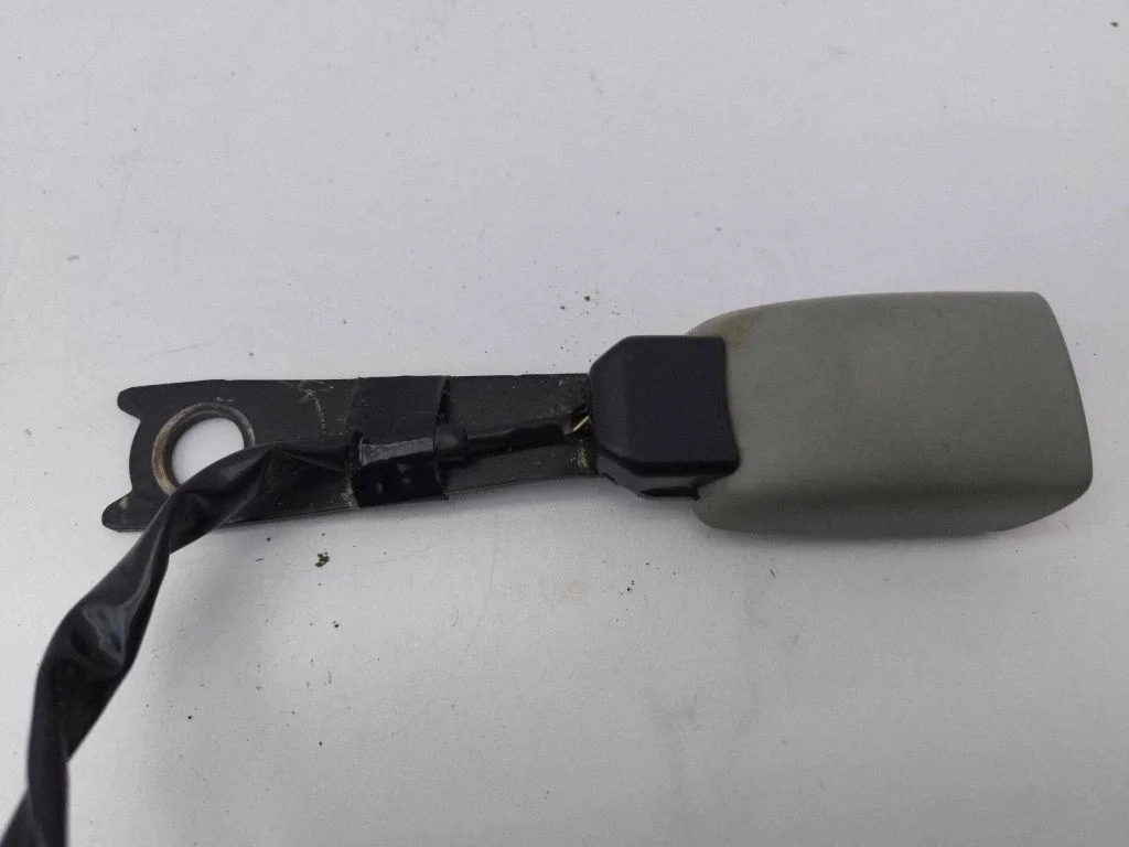 Front seatbelt buckle – Lexus IS 220D-250-350 (2006-2013)