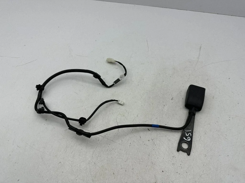 Front seatbelt buckle 676224