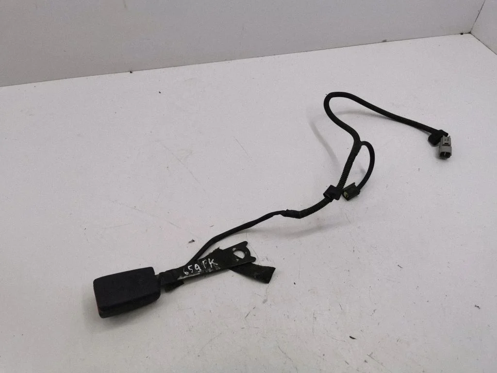 Front seatbelt buckle G373