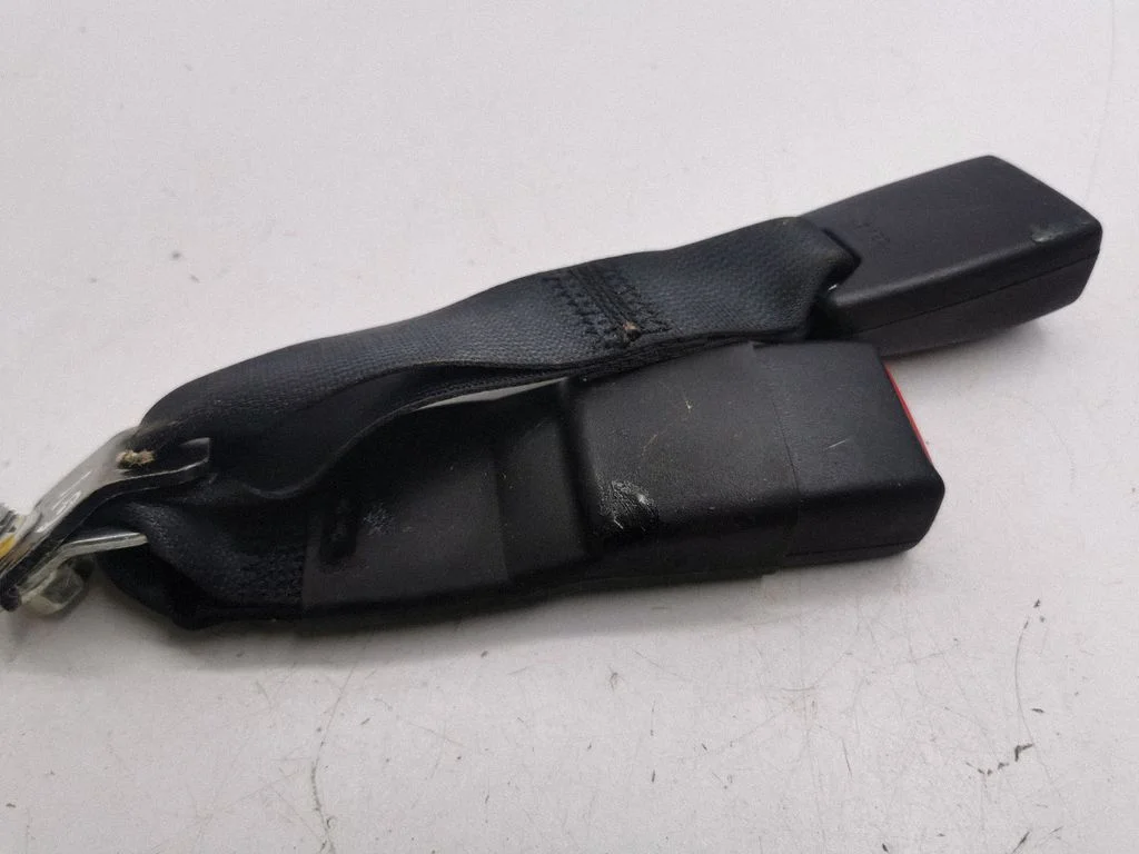 Middle seatbelt buckle (rear) 100924BF