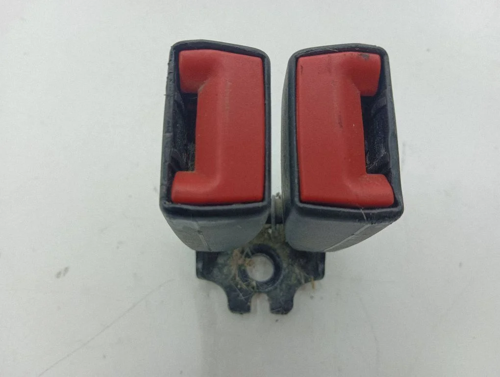 Middle seatbelt buckle (rear) – Ford Focus (2010-2017)